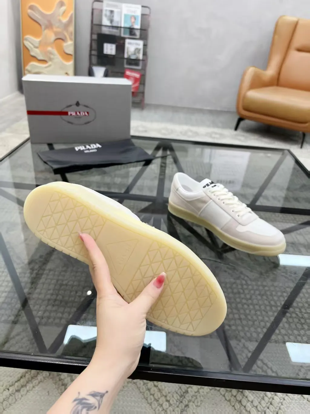 Factory P420💰Prada new men's leather sports shoes, the highest version on the market, any comparison is welcome🆚! The original leather has excellent texture and is super high-end! Fetal sheep net lining imported from Italy, removable pad! Luxurious materials and fine workmanship, highly recommended! Code number: 38--45